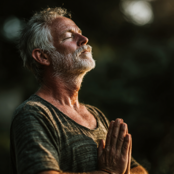 Persona mayor practicando yoga en postura de equilibrio